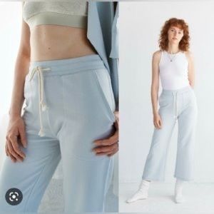Kotn | wide leg cropped sweats | size medium